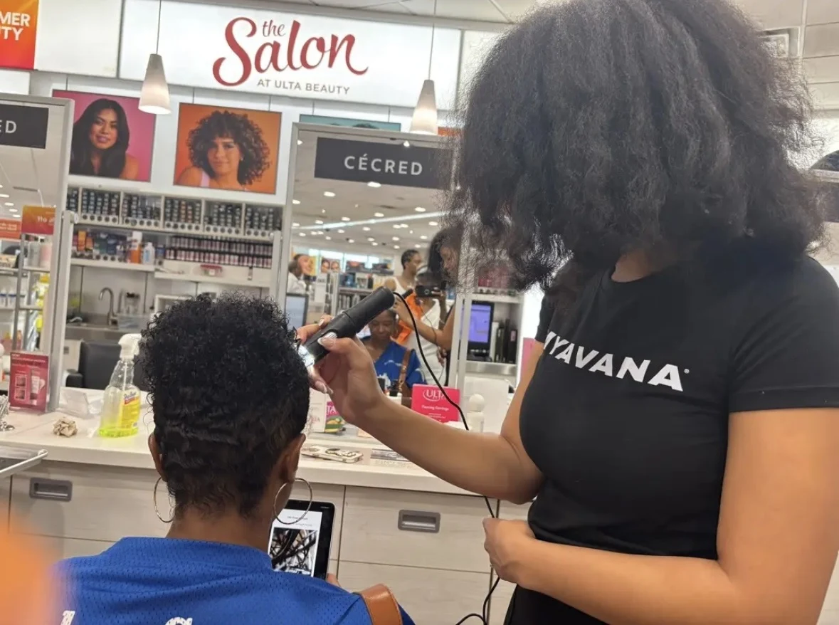 Rachel conducting a live MYAVANA hair analysis